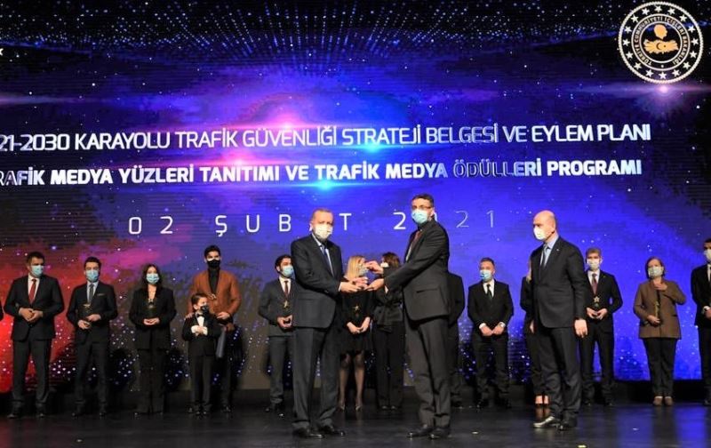 Vali Çelik’in ödülünü Cumhurbaşkanı Erdoğan verdi
