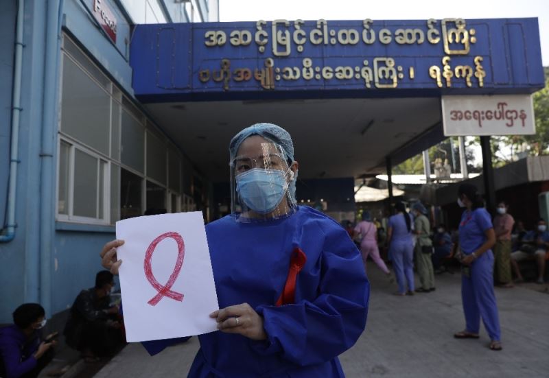 Myanmar’da darbeye tepki gösteren sağlık çalışanlarından kırmız kurdeleli grev
