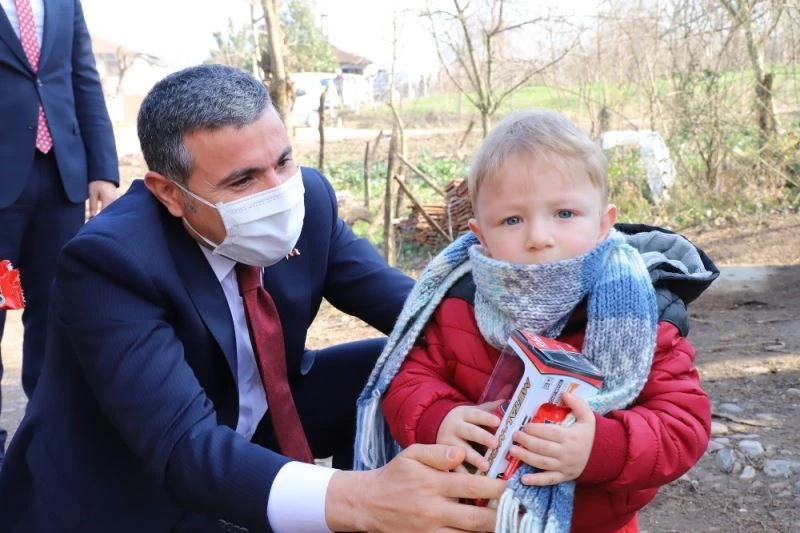 Vali Atay, Gölormanı köyündeki aileleri ziyaret etti
