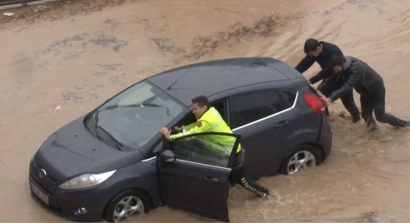 Selin vurduğu İzmir’de polis beline kadar suya girdi, herkesin takdirini topladı
