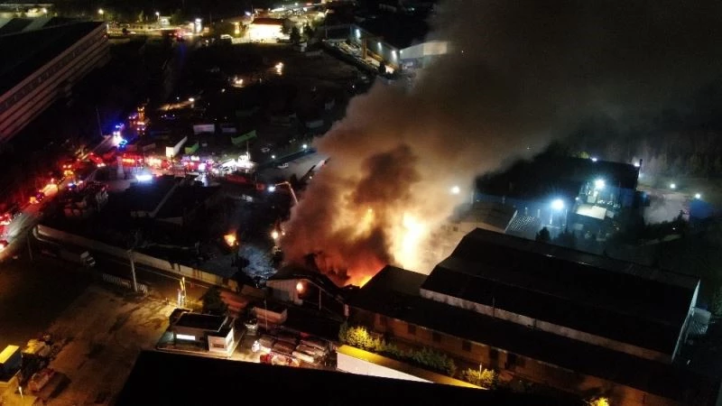 Alevlere teslim olan geri dönüşüm fabrikasındaki patlamalar havadan görüntülendi
