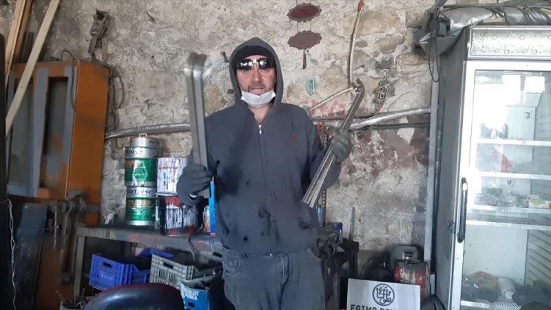 Tufanbeyli’de demirci ustasından şehit ve gazi çocuklarına ücretsiz kızak