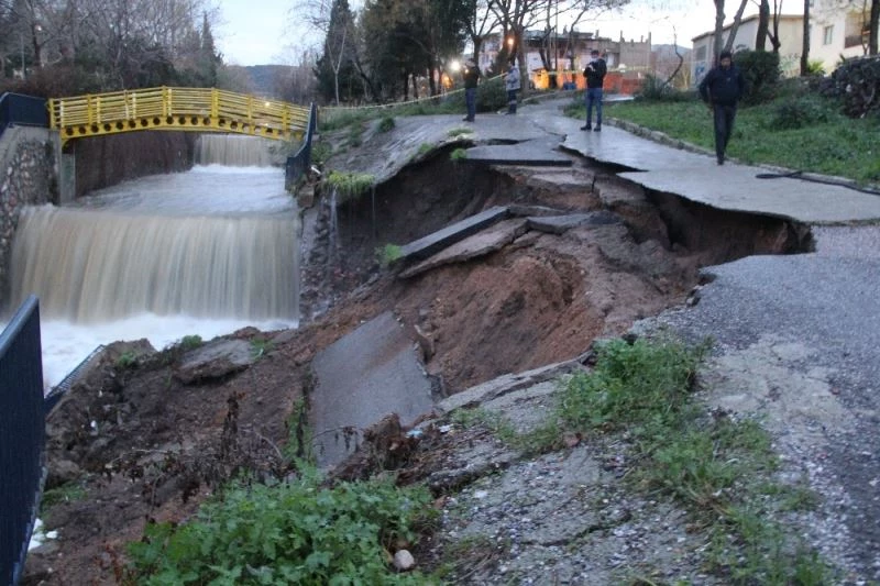 İzmir’de istinat duvarı büyük bir gürültüyle yıkıldı
