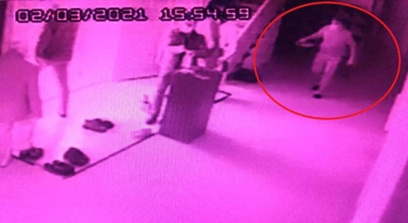 Cami çıkışı imamın ayakkabısını giyip ayrıldı
