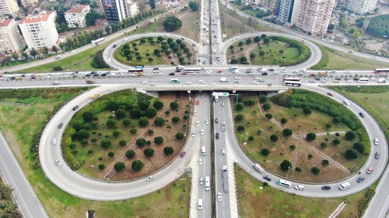 Sel sularına teslim olan kavşak hiç sel yaşanmamış gibi
