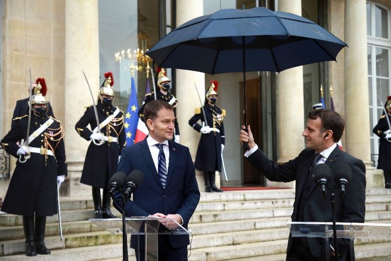 Fransa Cumhurbaşkanı Macron’dan, Slovakya Başbakanı’na şemsiye jesti
