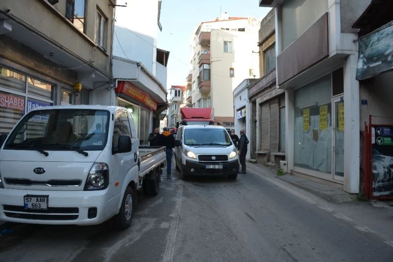 Çalışır halde bıraktığı araç kapıları ve trafiği kilitledi
