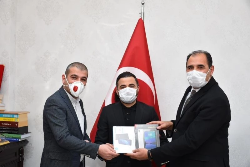 Erzincan Barosundan ihtiyaç sahibi öğrencilere tablet
