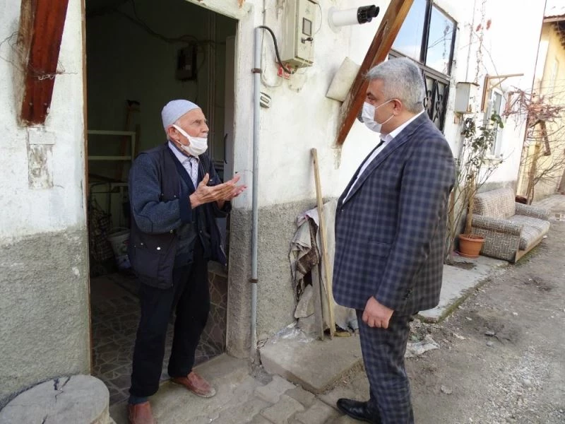 Başkan Çalışkan, yaşlı ve kimsesizleri evlerinden tek tek ziyaret ederek ihtiyaçlarını gideriyor
