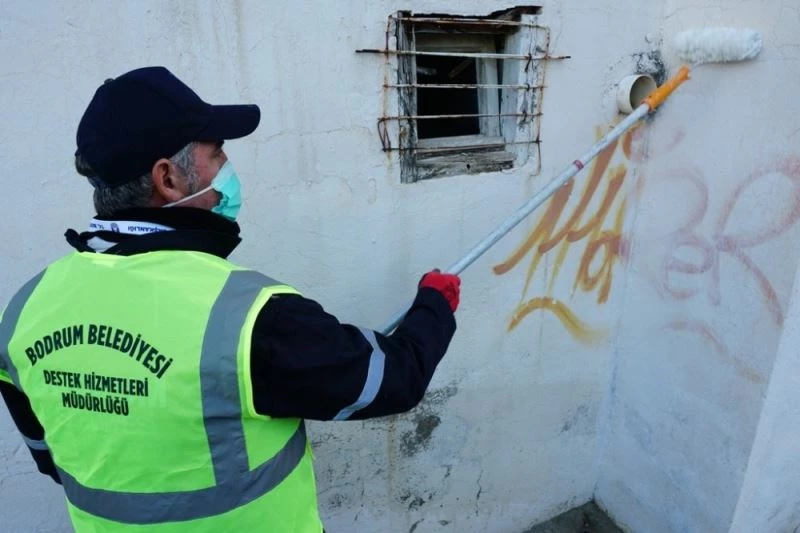 Gençler yazıyor, belediye siliyor
