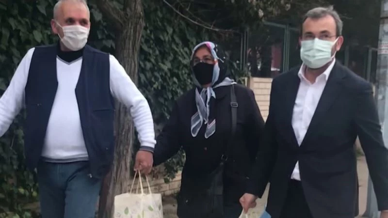 Pazar çantasını başkan taşıyınca yaşlı kadın duygulandı
