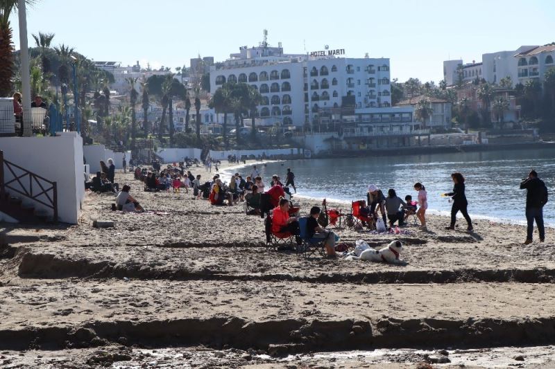 Kuşadası’nda güneşi gören plaja koştu
