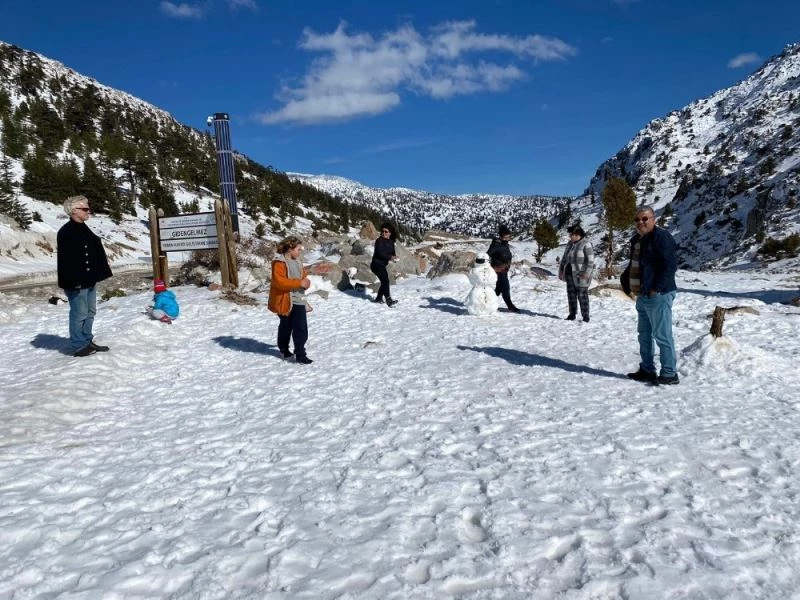 Antalya’da 1825 rakımlı Alacabel’de yolcuların kar keyfi
