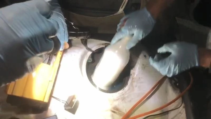 Otomobilin yakıt deposunu uyuşturucu zulasına çevirmişler
