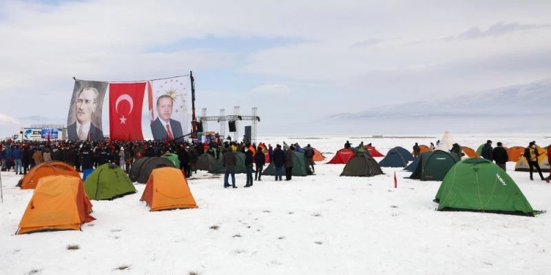 Terörden arındırılan Ağrı Dağı yeniden tırmanışa açıldı
