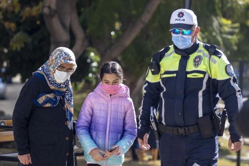 Dolandırıcıların telefon mesajı tuzağına düşen babaanne ile torununun yardımına polisler koştu