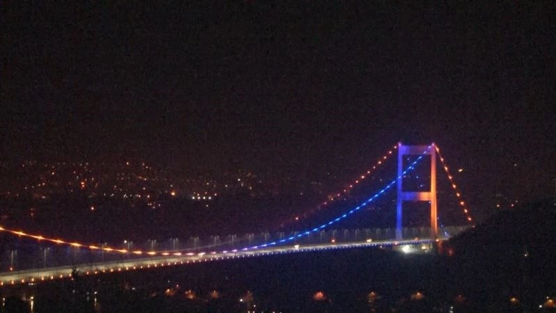 FSM Köprüsü 4 Şubat Dünya Kanserler Günü’nde mor ve turuncu ile ışıklandırıldı
