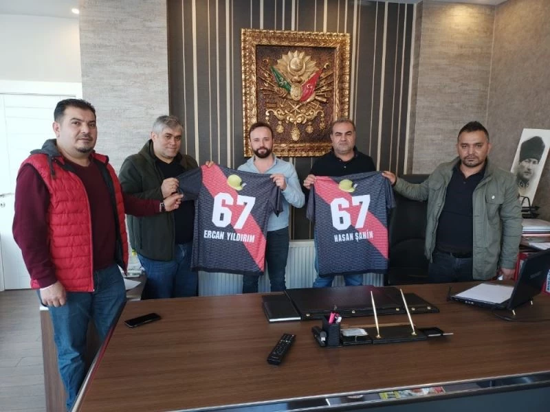 Maden şehidi formaları iş adamlarına dağıtılıyor
