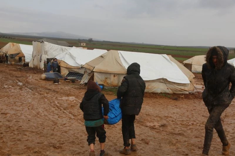 Çadırda yaşayan Suriyelilere soba ve kömür yardımı
