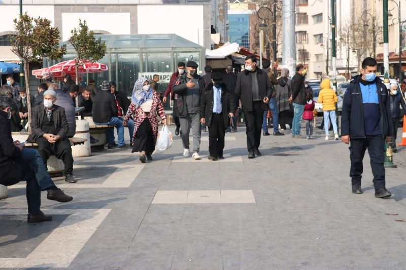 Diyarbakır’da vaka sayıları azaldı, güneşli havayı gören vatandaşlar meydanlara akın etti
