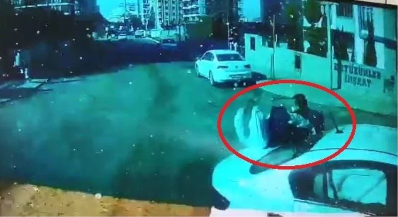 Tekirdağ’da korku dolu kaza kamerada: Yoldan geçen 2 kişiyi metrelerce savurdu
