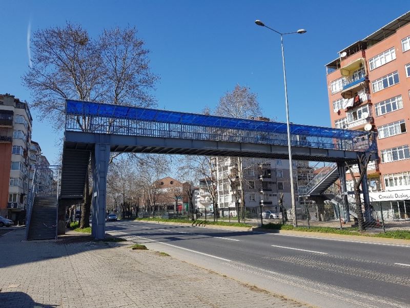 Gölcük’te üst geçitlere bakım çalışması
