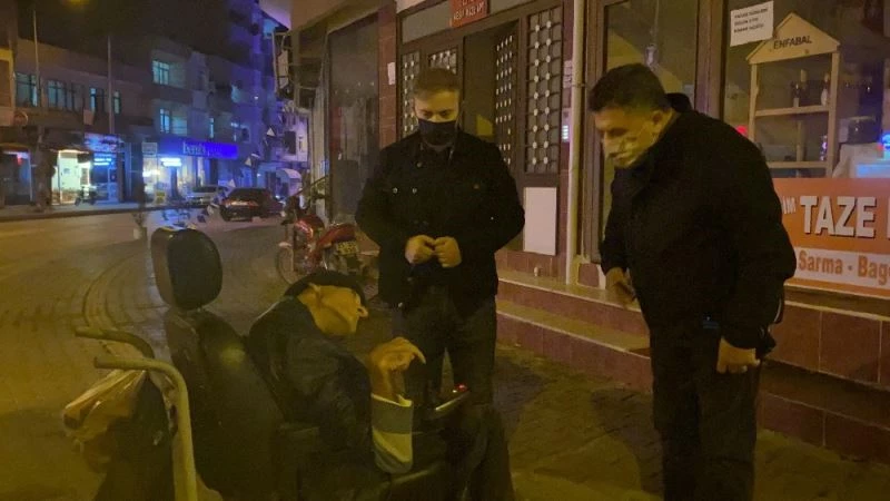Yolu kaybeden engelli adam polis tarafından bulunup ailesine teslim edildi
