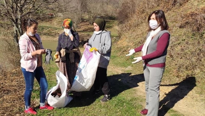 Gölyakalı kadınlar onlarca kilo çöp topladı
