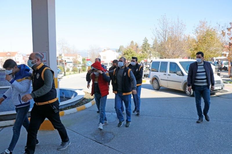 Fethiye’de hırsızlık şüphesiyle gözaltına alınanlar adliyeye sevk edildi
