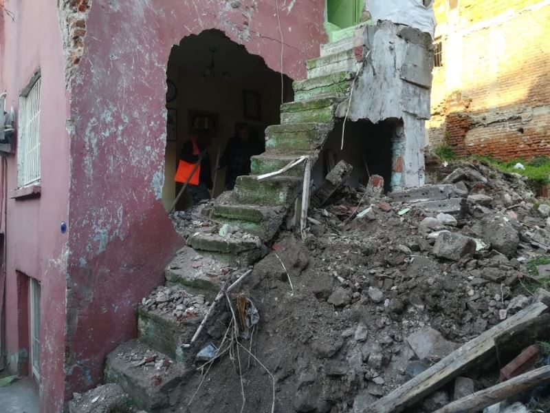 İzmir’de metruk sinagogdan kopan taş parçaları evin duvarını yıktı: 1 yaralı
