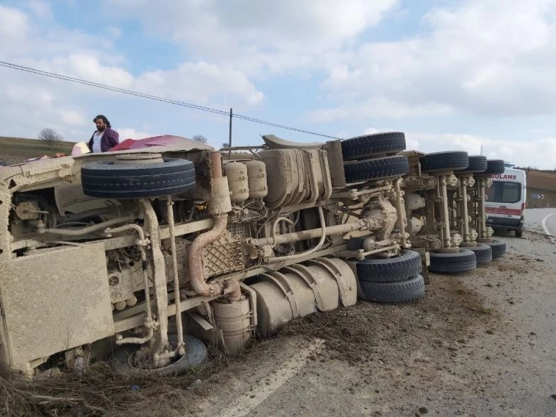 Virajı alamayan çakıl yüklü kamyon devrildi: 1 yaralı
