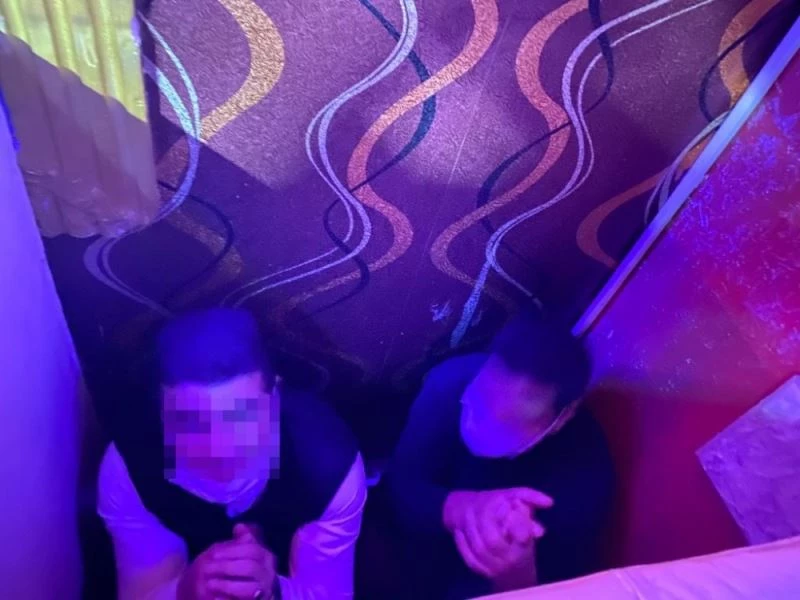 Polisi görünce kimi koltuk arkasına kimi dolaba saklandı
