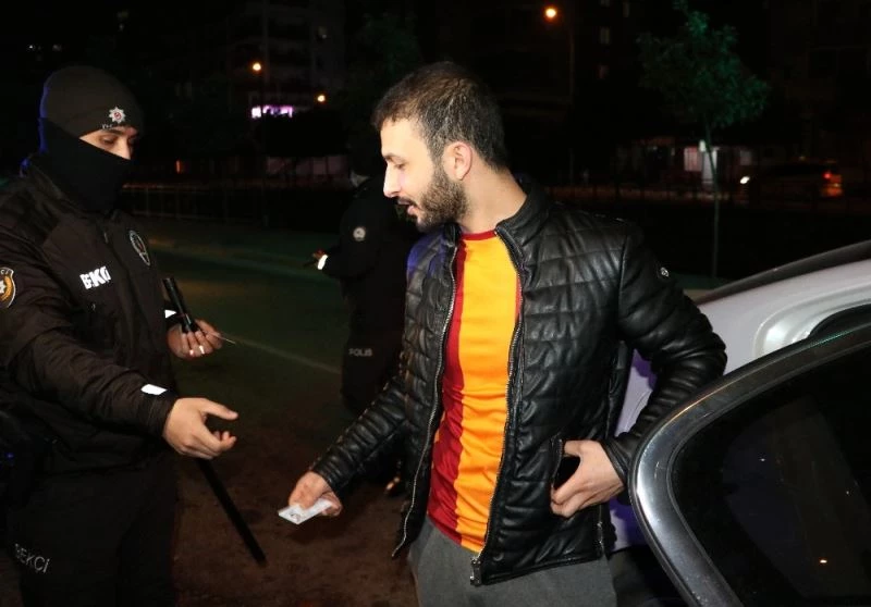 Kısıtlamada derbiyi izlemeye ve arkadaşına ilaç götürmeye çalışanların bahanesi işe yaramadı
