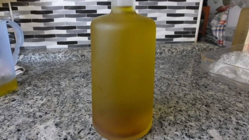 Zeytinyağını renkli şişelerde saklayın
