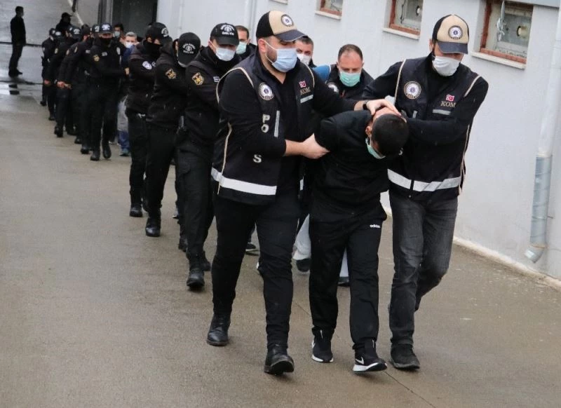 Silahını eşinin çantasında taşıyan çete liderinin 43 suç kaydı çıktı
