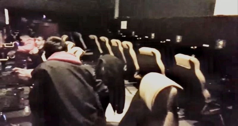 Bursa’da internet kafeye polis baskını, havalandırmadan kaçmaya çalıştılar
