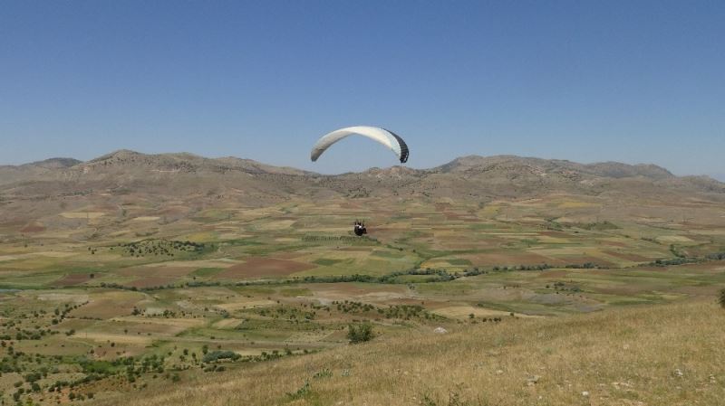 Gercüş, yamaç paraşütçülerinin gözdesi haline geldi
