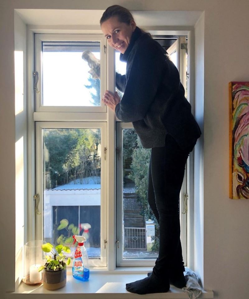 Danimarka Başbakanı Frederiksen evde temizlik yaptığı anları takipçileri ile paylaştı
