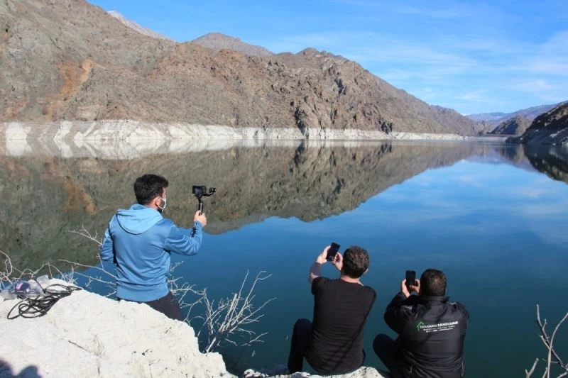 Ayvalı Barajı’nda suyun kirecinden oluşan ilginç figürler ilgi odağı oldu
