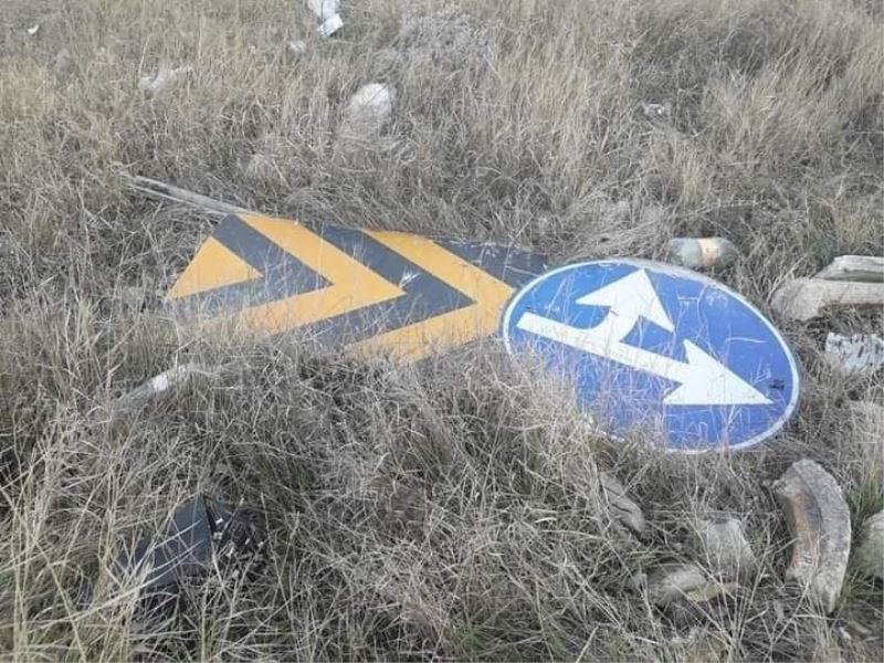 Hisarcık’ta yerlerinden sökülen trafik levhaları çürümeye terk edildi
