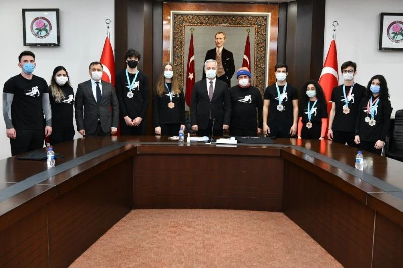 Vali Seymenoğlu, derece alan başarılı kayakçıları kutladı
