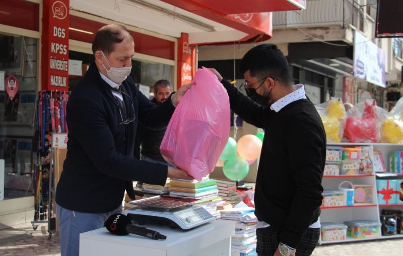 Eski kitapları kiloyla alıp yeni kitap ve kırtasiye malzemesi veriyor
