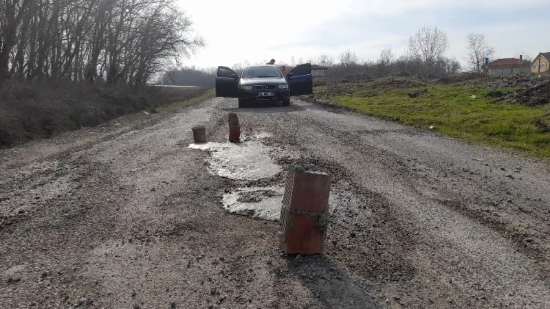 Yolları köstebek yuvasına dönen mahalleli çözümü kendi buldu
