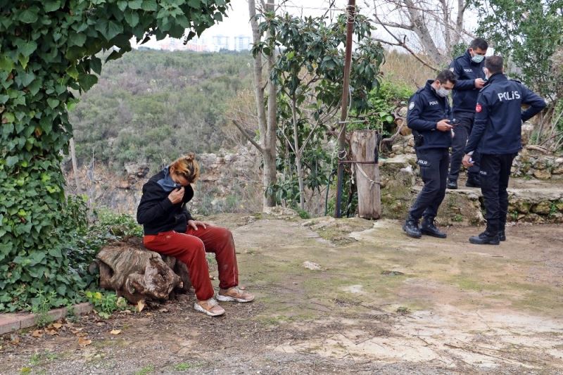 Akıntıya rağmen girdiği Düden Çayı’nda hareketsiz kalan kadın, polisi alarma geçirdi
