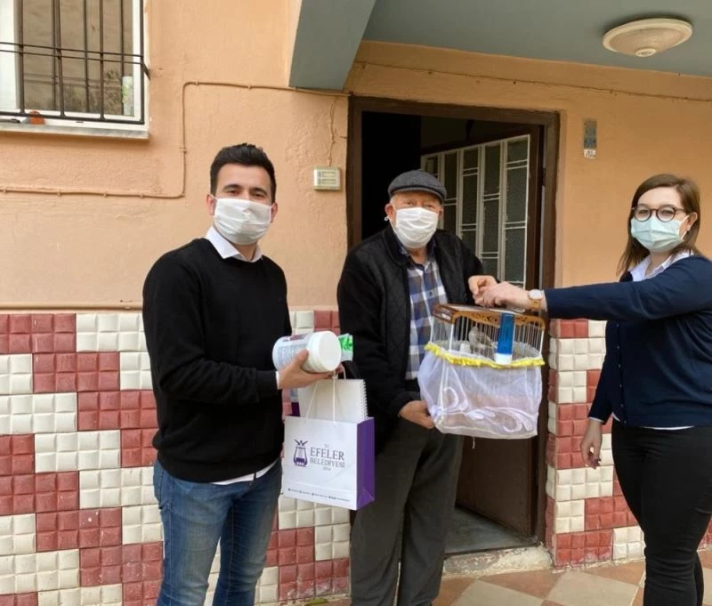 Başkan Atay, 74 yaşındaki Kolhan’a makamındaki bülbülü hediye etti
