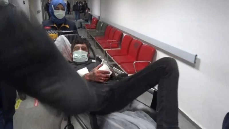 Yarasını unutup sedye üzerinden kameramanı tekmeleyip yumrukladı
