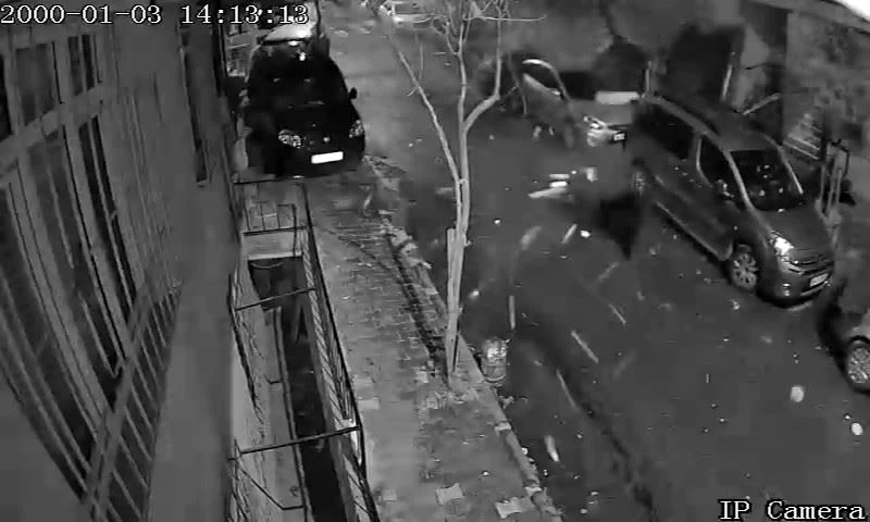 Bağcılar’da 1 kişinin yaralandığı çatının uçma anı kamerada
