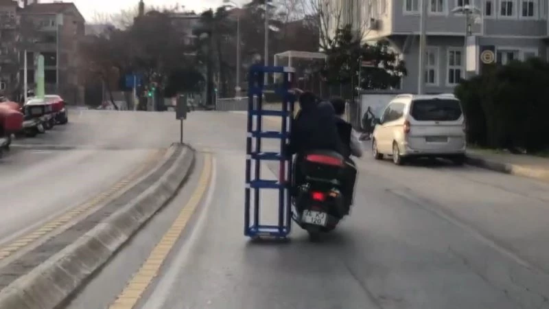 (Özel) Motosiklet üzerinde ilginç anlar: 2 metrelik raf standı sürüyerek taşıdılar
