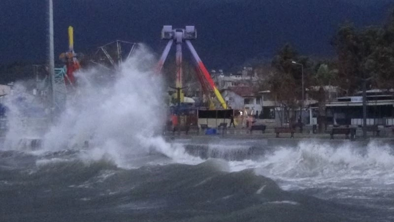 Balıkesir’de hızı 100 kilometreye yaklaşan fırtına dev dalgalar oluşturdu
