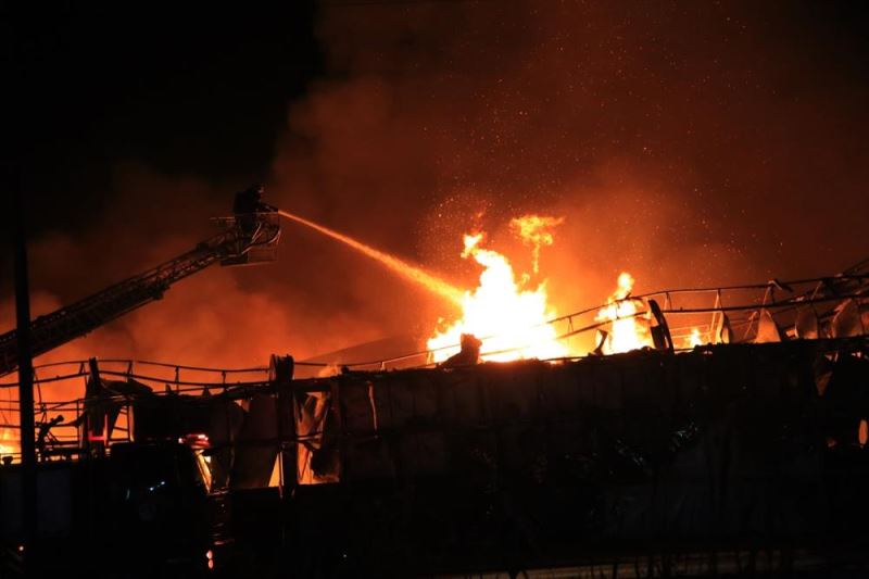 GÜNCELLEME - Mersin’de narenciye paketleme fabrikasında çıkan yangın söndürülmeye çalışılıyor